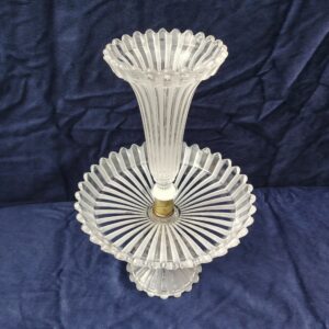 Grand centre de table et bouquetière en  cristal de Baccarat, au design très moderne. Il sera d'un bel effet sur table . Traces au niveau de la bague en laiton sur le milieu de la corbeille. Bon état général Hauteur : 41 cm Diamètre : 26 cm