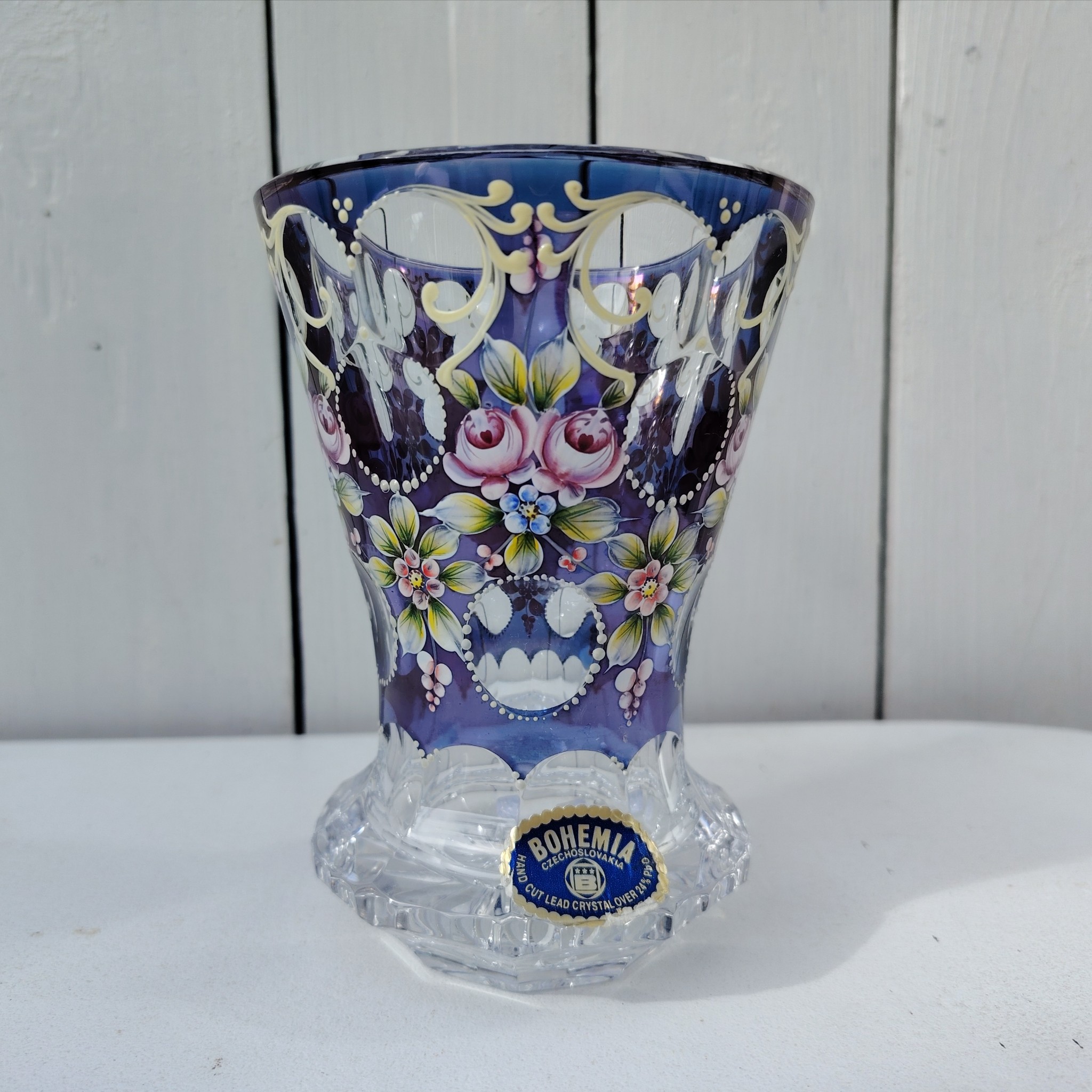 Petit vase en cristal de Bohème à décor floral peint rehaussé de points émaillés en relief. Etiquette d'origine sur le vase. Excellent état  Hauteur : 14 cm Diamètre : 9,5 cm
