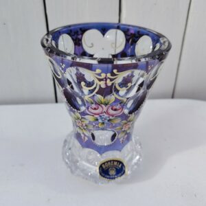 Petit vase en cristal de Bohème à décor floral peint rehaussé de points émaillés en relief. Etiquette d'origine sur le vase. Excellent état  Hauteur : 14 cm Diamètre : 9,5 cm