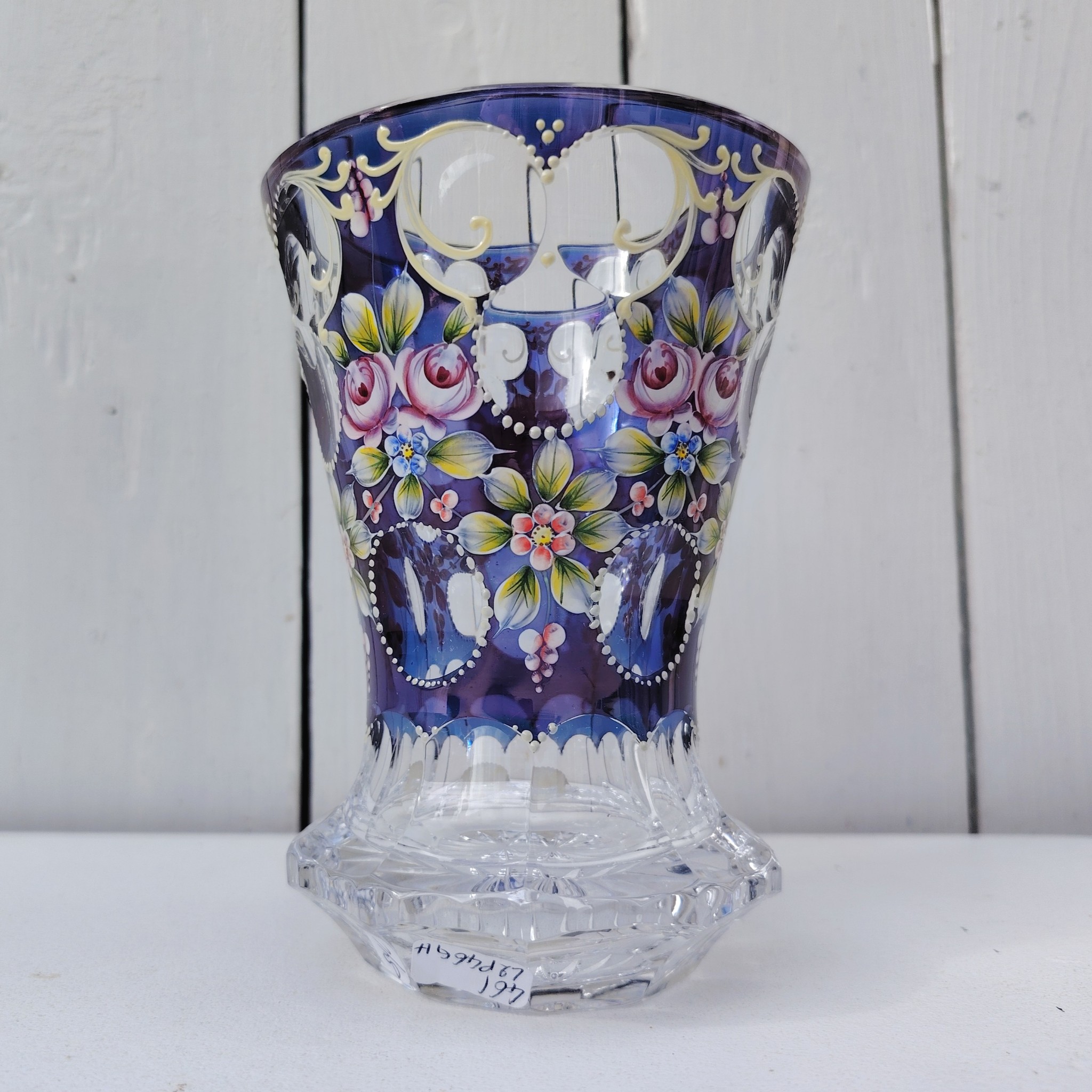 Petit vase en cristal de Bohème à décor floral peint rehaussé de points émaillés en relief. Etiquette d'origine sur le vase. Excellent état  Hauteur : 14 cm Diamètre : 9,5 cm