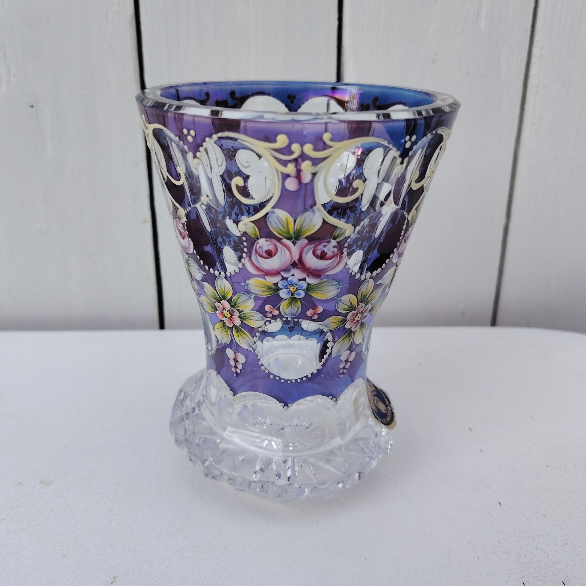 Petit vase en cristal de Bohème à décor floral peint rehaussé de points émaillés en relief. Etiquette d'origine sur le vase. Excellent état  Hauteur : 14 cm Diamètre : 9,5 cm
