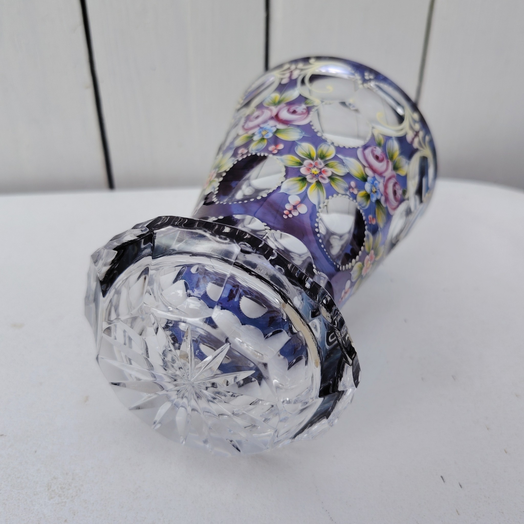 Petit vase en cristal de Bohème à décor floral peint rehaussé de points émaillés en relief. Etiquette d'origine sur le vase. Excellent état  Hauteur : 14 cm Diamètre : 9,5 cm