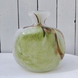 Vase en verre soufflé au col serré à décor flammé dans les tons vert et bronze doré par Bob le Bleis à Maure-vieil. Très bon état . Hauteur : 18 cm