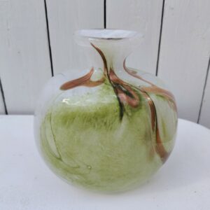 Vase en verre soufflé au col serré à décor flammé dans les tons vert et bronze doré par Bob le Bleis à Maure-vieil. Très bon état . Hauteur : 18 cm