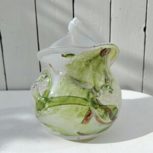  Vase en verre soufflé à décor flammé dans les tons vert et bronze doré par Bob le Bleis à Maure-vieil.  Très bon état . Hauteur : 16 cm