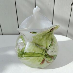  Vase en verre soufflé à décor flammé dans les tons vert et bronze doré par Bob le Bleis à Maure-vieil.  Très bon état . Hauteur : 16 cm