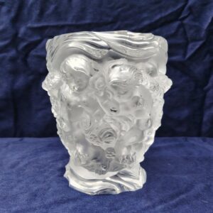 Vase en verre moulé et givré à décor en relief d'angelots/putti et de fleurs. Très bon état. Hauteur : 19 cm Diamètre : 15 cm