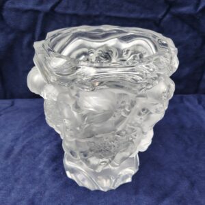 Vase en verre moulé et givré à décor en relief d'angelots/putti et de fleurs. Très bon état. Hauteur : 19 cm Diamètre : 15 cm