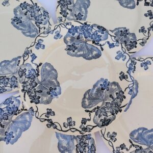 Six assiettes plates terre de fer des salins R&A, modèle les violettes. Deux assiettes ont un fèle à peine visible, traces d'usage Bon état général. Diamètre : 24 cm