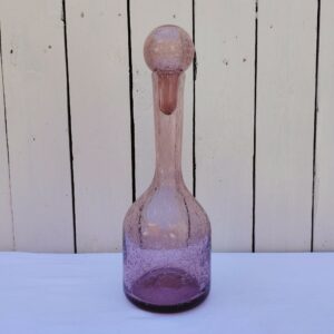Bouteille en verre soufflé bullé dans le style de la verrerie de Biot. De couleur rosé. D'un plus bel effet sur une table Très bon état. Hauteur avec bouchon : 32 cm