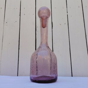 Bouteille en verre soufflé bullé dans le style de la verrerie de Biot. De couleur rosé. D'un plus bel effet sur une table Très bon état. Hauteur avec bouchon : 32 cm