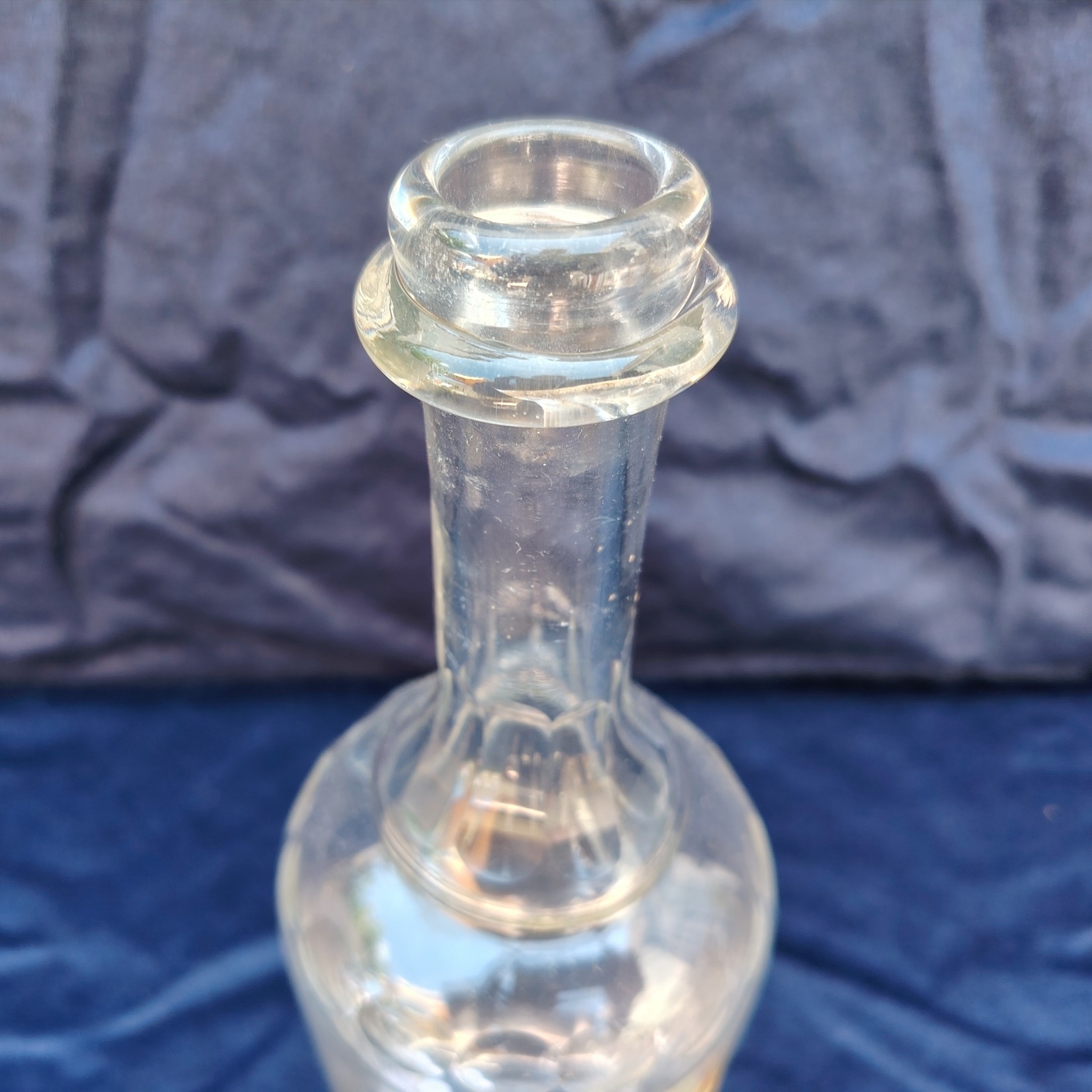 Ancienne bouteille en verre taillé à facette, décor émaillé en relief, marqué Rhum. (Idéale pour faire son rhum arrangé) Des petites traces de calcaire et traces d'usage. Bon état général Hauteur : 30 cm