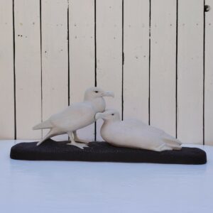 Couple de goélands en faïence de la manufacture Mnf de Sèvres, en émail crispé ( effet gouttelettes) .  Très beau réalisme des oiseaux. Excellent état. Dimensions : 52 x 9,5 x 18 cm