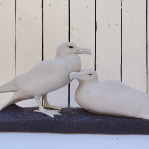 Couple de goélands en faïence de la manufacture Mnf de Sèvres, en émail crispé ( effet gouttelettes) .  Très beau réalisme des oiseaux. Excellent état. Dimensions : 52 x 9,5 x 18 cm