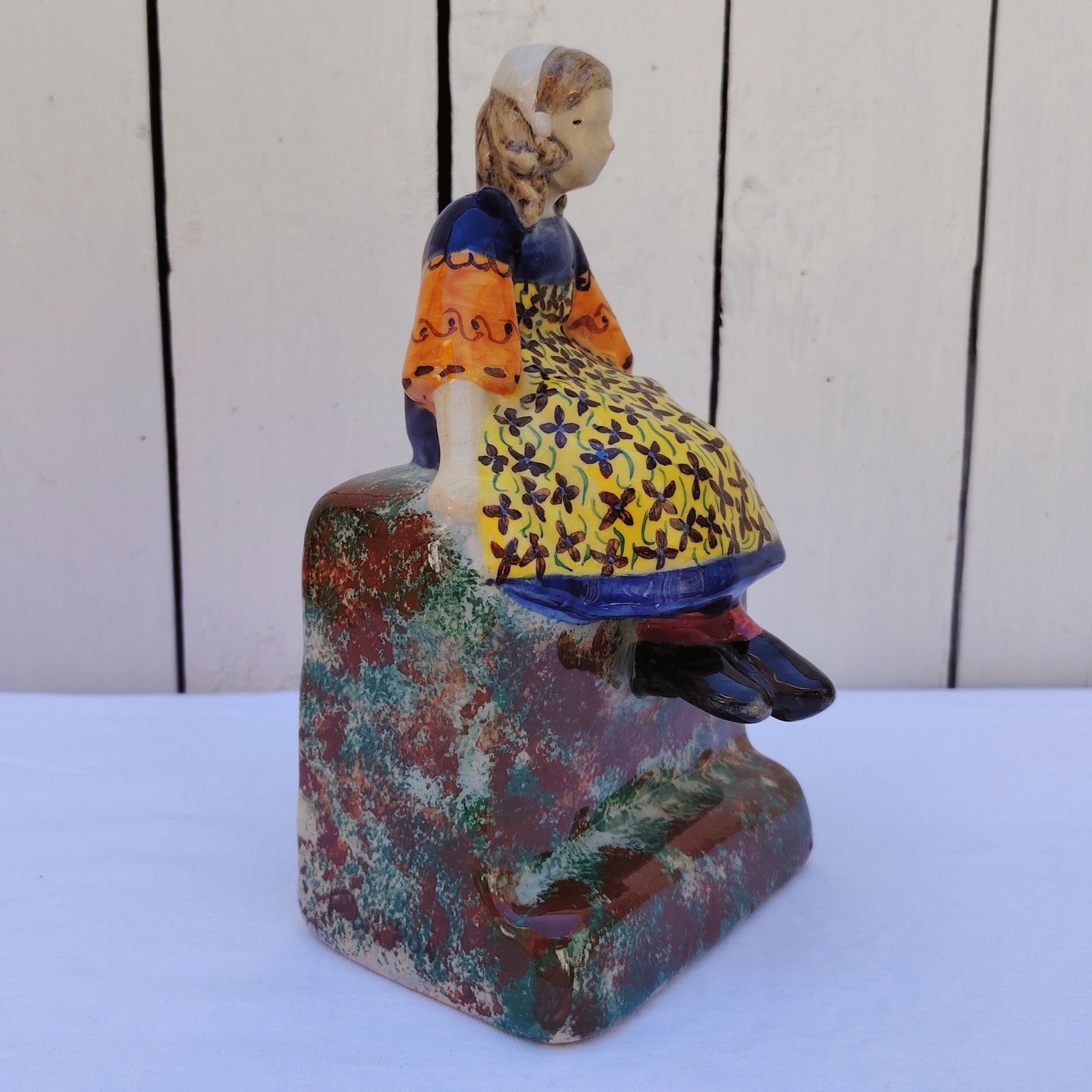 "Fillette sur muret", faïence Quimper, Henriette Porson