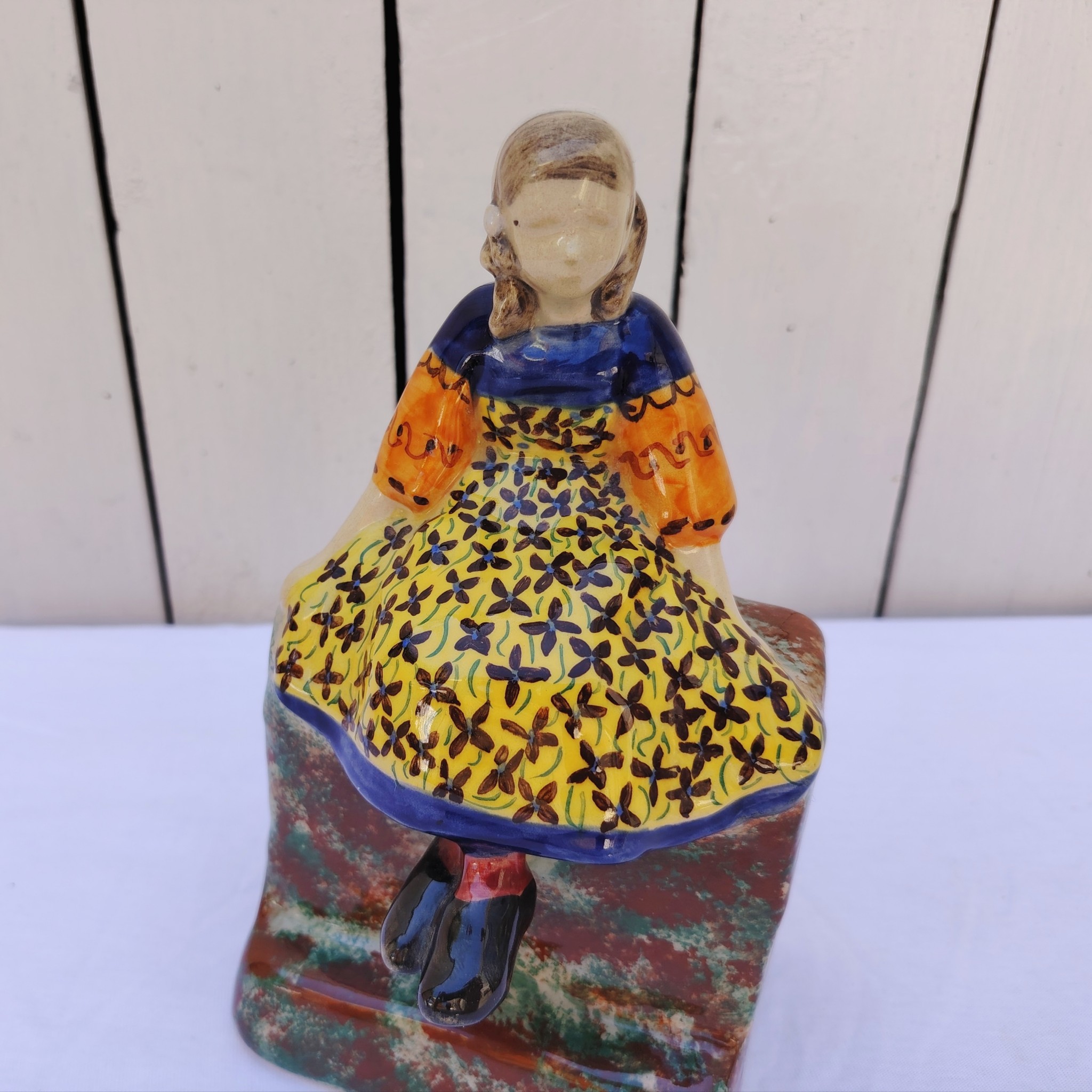 "Fillette sur muret", faïence Quimper, Henriette Porson