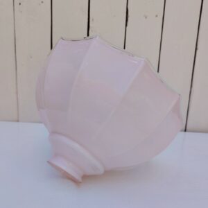 Ancien abat-jour en opaline rose pale à la bordure transparente datant des années 60, en forme de parapluie. Excellent état. Diamètre : 25 cm Hauteur : 15 cm