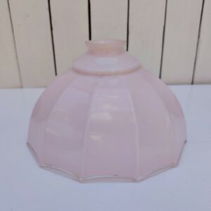 Ancien abat-jour en opaline rose pale à la bordure transparente datant des années 60, en forme de parapluie. Excellent état. Diamètre : 25 cm Hauteur : 15 cm