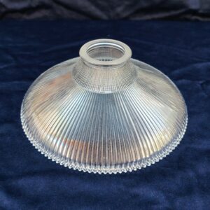 Paire d'anciens pots en verre de la marque L'idéale, bouchon en porcelaine. Système de fermeture comme les pots Le parfait. Très bon état. Hauteur : 15,5 cm