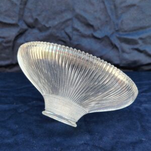 Paire d'anciens pots en verre de la marque L'idéale, bouchon en porcelaine. Système de fermeture comme les pots Le parfait. Très bon état. Hauteur : 15,5 cm