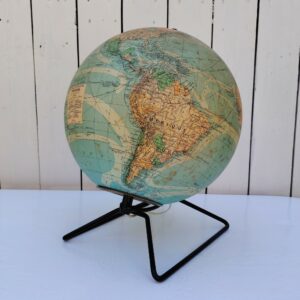 Beau globe lumineux datant des années 50 , tubulure en métal peint en noir, globe en verre recouvert d'une carte du monde en papier, par Perrina et Picquart. Carte jaunie par le temps , un tout petit manque au niveau du courant équatorial pacifique, des petites rousseurs, des petits frottements. Très bel état . Fonctionne très bien, électrification d'origine. Hauteur : 31 cm Diamètre : 26  cm