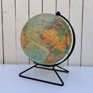 Beau globe lumineux datant des années 50 , tubulure en métal peint en noir, globe en verre recouvert d'une carte du monde en papier, par Perrina et Picquart. Carte jaunie par le temps , un tout petit manque au niveau du courant équatorial pacifique, des petites rousseurs, des petits frottements. Très bel état . Fonctionne très bien, électrification d'origine. Hauteur : 31 cm Diamètre : 26  cm
