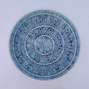Grand plat creux en céramique, créée par Danuta le Henaff. Signée sur le dessous avec son étiquette d'origine.  Excellent état Diamètre : 33,5  cm