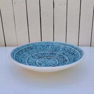 Grand plat creux en céramique, créée par Danuta le Henaff. Signée sur le dessous avec son étiquette d'origine.  Excellent état Diamètre : 33,5  cm