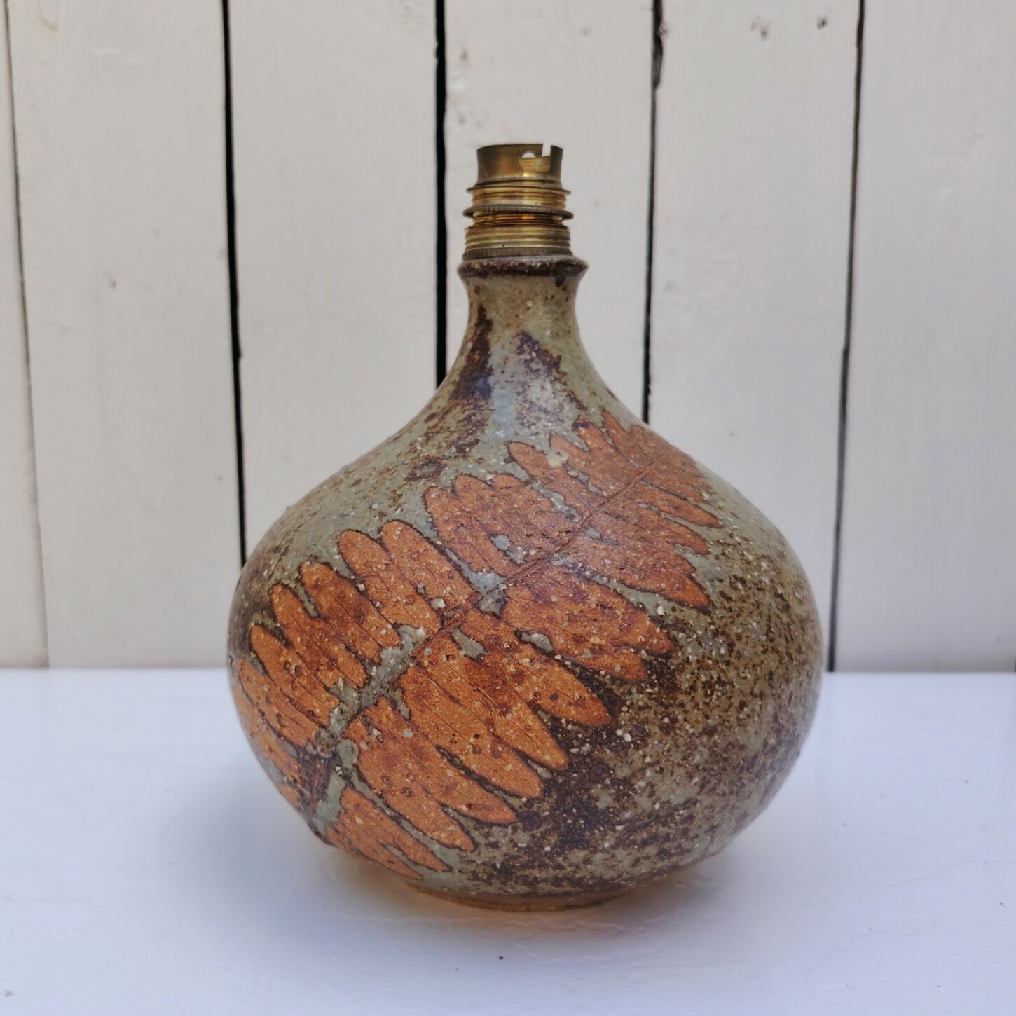 Pied de lampe grès pyrité à décor de fougère., Par Alain Blanchard. Electrification et abat jour en laine d'origine  Bon état. Hauteur avec abat-jour : 39 cm