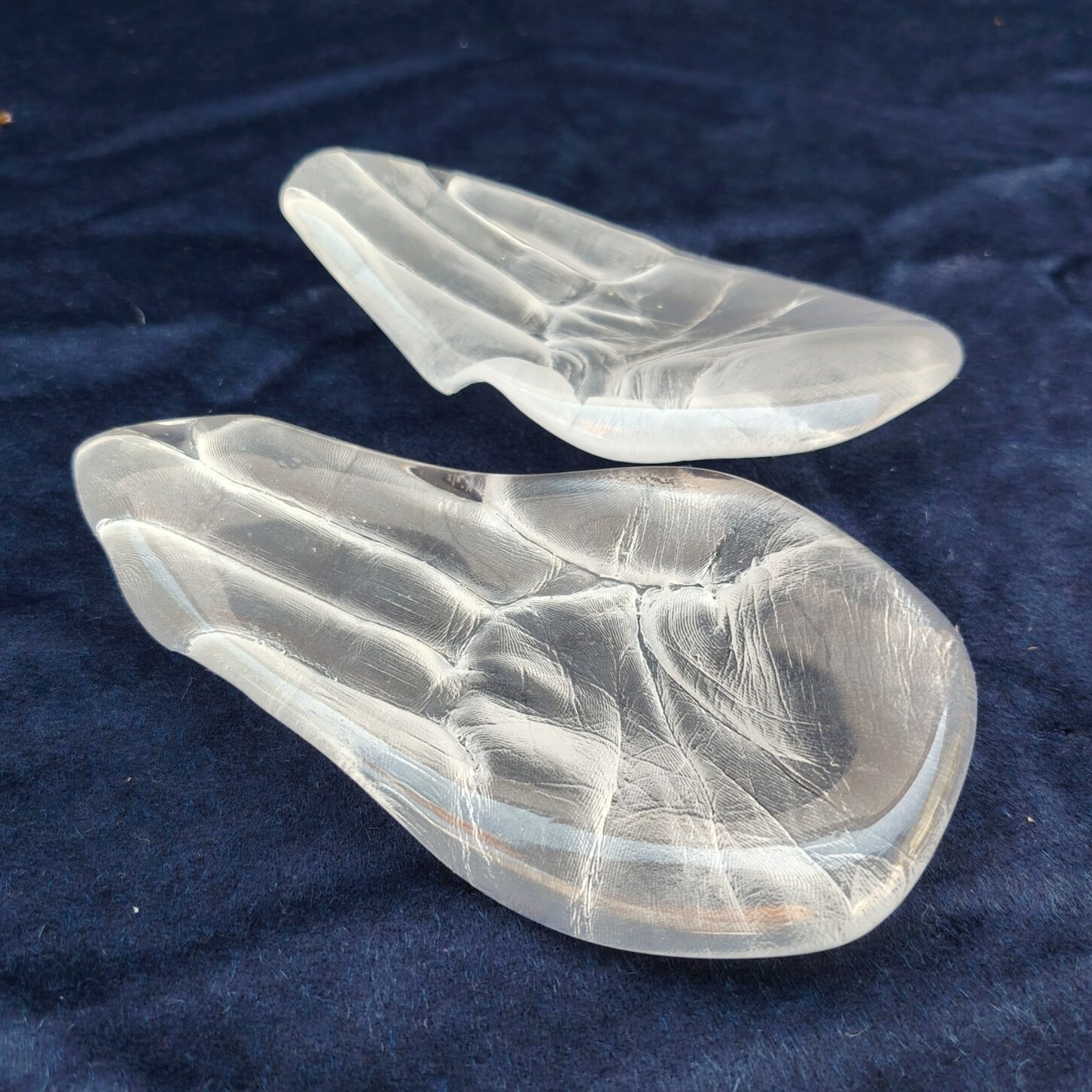 Paire de mains en pâtes de verre à la cire perdue, nommer " Donner et recevoir"  crées par Aurélie Abadie et Samuel Sauques. Peuvent servir de baguiers ou simplement en décoration. Pour la petite histoire des restaurateurs étoilés s'en servaient comme salière et poivrière. dixit Aurélie Abadie la créatrice. Magnifique détail des lignes de la main. D'une qualité exceptionnelle. Signées à la pointe sur le coté.  Excellent état. Dimensions : 15 x 8 cm