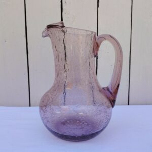 pichet en verre soufflé bullé dans le style de la verrerie de Biot. De couleur rosé. D'un plus bel effet sur une table Très bon état. Hauteur : 21 cm