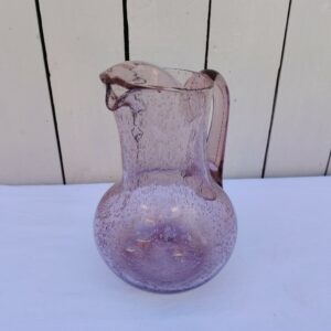 pichet en verre soufflé bullé dans le style de la verrerie de Biot. De couleur rosé. D'un plus bel effet sur une table Très bon état. Hauteur : 21 cm