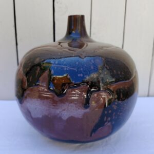 Pied de lampe en céramique par Matthieu Liévois de couleur chocolat glacé avec des effets coulures noires en relief. A électrifié, possède le trou de sortie du fil sur le bas signé sur le dessous. Très bon état Hauteur : 22 cm Diamètre : 21 cm