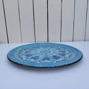 Grand plat en céramique, créée par Danuta le Henaff. Signée sur le dessous avec son étiquette d'origine. Très bon état. Diamètre : 31 cm