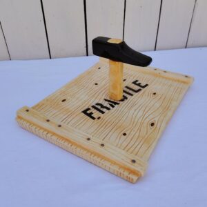 Plateau de fromage en faïence spécial bricoleur-euse, poignée à la forme de marteau et plateau imitation bois avec clous sur le cotés. Très bon état  Dimensions plateau : 28 x 22 cm Hauteur : 16 cm