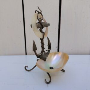 Porte-montre ou baguier en coquillage et ancre de marine en métal argenté, souvenir de Fécamp. Noté Fécamp sur l'anneau en coquillage. Très bon état Hauteur : 10,5 cm
