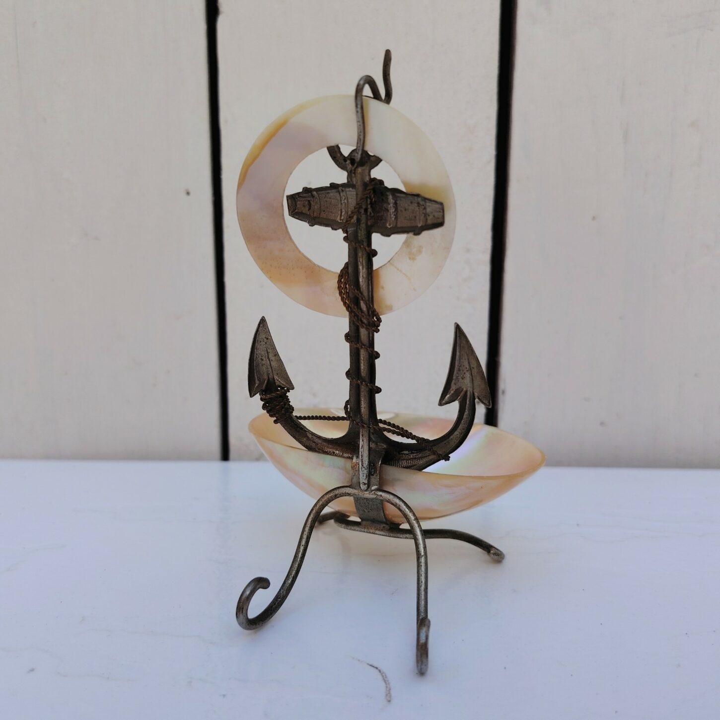 Porte-montre ou baguier en coquillage et ancre de marine en métal argenté, souvenir de Fécamp. Noté Fécamp sur l'anneau en coquillage. Très bon état Hauteur : 10,5 cm