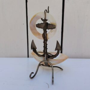 Porte-montre ou baguier en coquillage et ancre de marine en métal argenté, souvenir de Fécamp. Noté Fécamp sur l'anneau en coquillage. Très bon état Hauteur : 10,5 cm