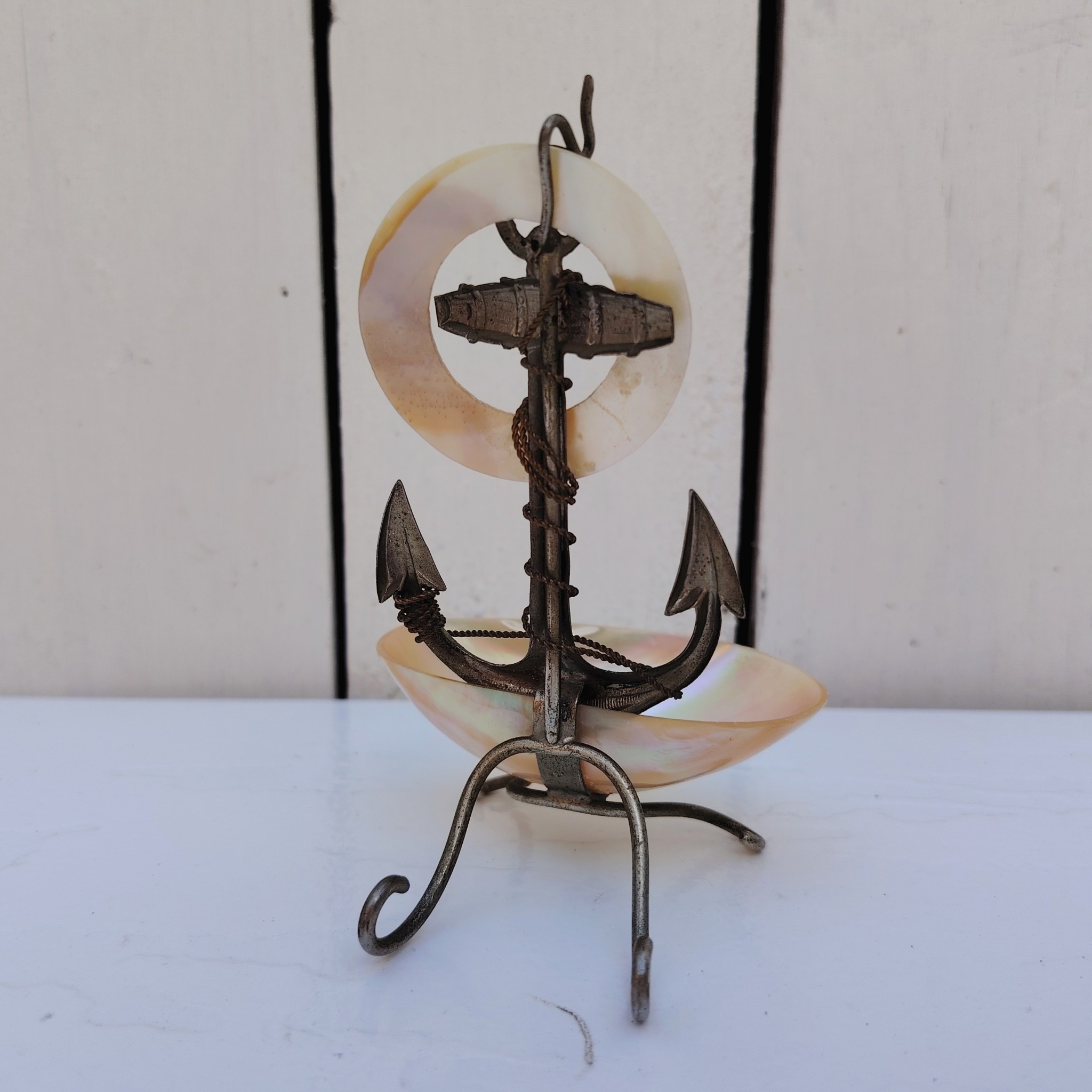 Porte-montre ou baguier en coquillage et ancre de marine en métal argenté, souvenir de Fécamp. Noté Fécamp sur l'anneau en coquillage. Très bon état Hauteur : 10,5 cm