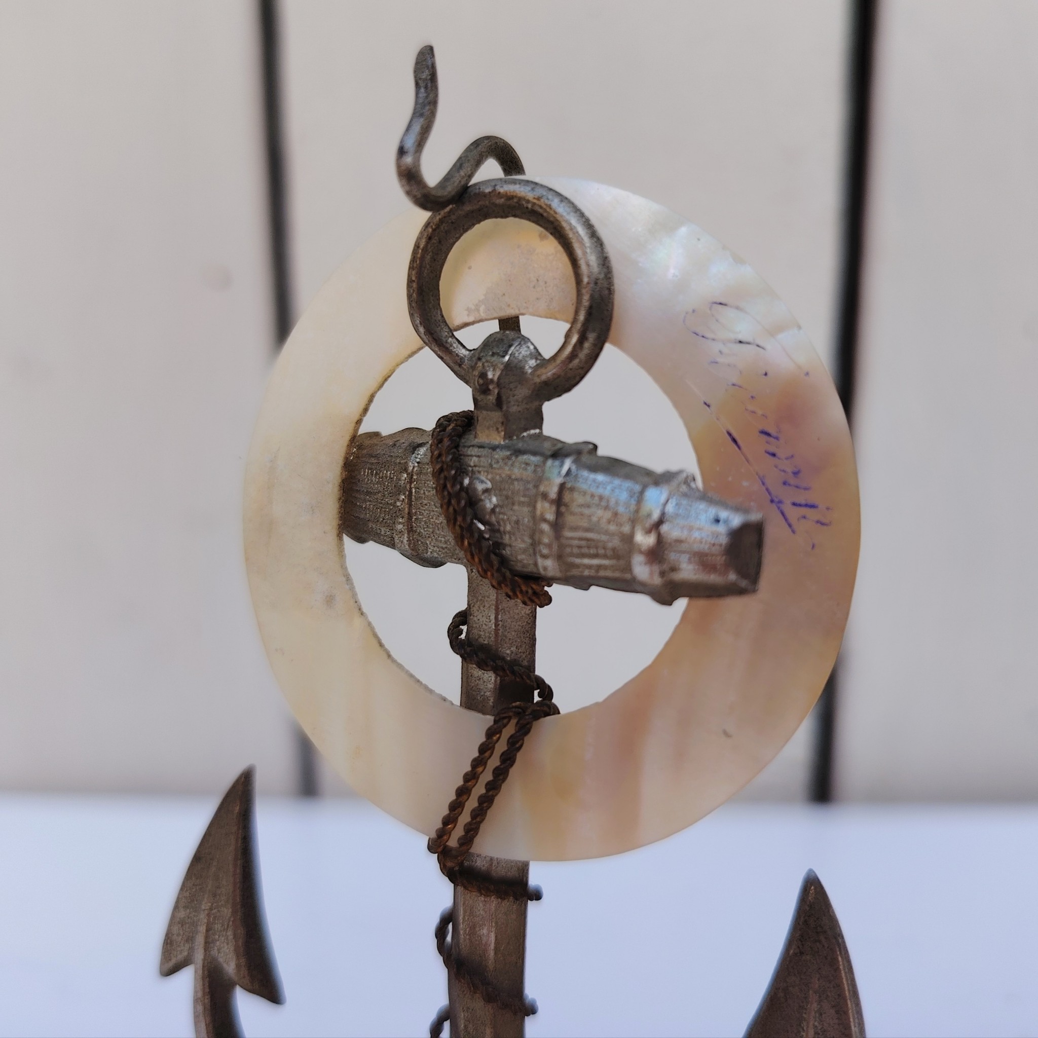 Porte-montre ou baguier en coquillage et ancre de marine en métal argenté, souvenir de Fécamp. Noté Fécamp sur l'anneau en coquillage. Très bon état Hauteur : 10,5 cm