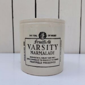 Ancien pot de marmelade de la marque Varsity, en céramique anglaise. Bon état général Hauteur : 11,5 cm Diamètre : 10,5 cm