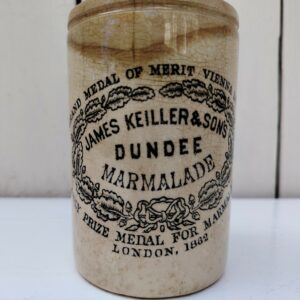 Ancien pot de marmelade Dundee de la marque James keiller & sons, en céramique anglaise. Céramique craquelée, jaunissure et brunissement du pot. 2 fèles sur le haut. Hauteur : 11,5 cm Diamètre : 7,5 cm