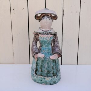 Bigoudène en céramique créé par Danuta le Hénaff, dans les tons de bleus turquoise et gris. Des petits défauts de cuisson sans gravité. Excellent état Hauteur : 30  cm