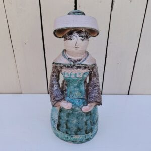 Bigoudène en céramique créé par Danuta le Hénaff, dans les tons de bleus turquoise et gris. Des petits défauts de cuisson sans gravité. Excellent état Hauteur : 30  cm