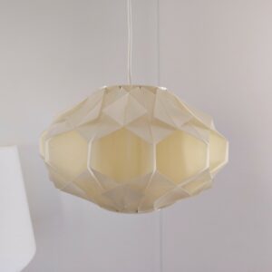 Suspension danoise à facettes Lars Schiøler pour Hoyrup . Plafonnier blanc minimaliste en rhodoïd plié façon origami Rhodoïd légèrement jauni, Un petit nettoyage à prévoir. Bon état général Diamètre : ~28 cm Hauteur sans le fil : 18 cm