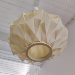 Suspension danoise à facettes Lars Schiøler pour Hoyrup . Plafonnier blanc minimaliste en rhodoïd plié façon origami Rhodoïd légèrement jauni, Un petit nettoyage à prévoir. Bon état général Diamètre : ~28 cm Hauteur sans le fil : 18 cm