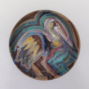 Assiette en céramique décor d'oiseau coloré , un marabout ou pélican . Signée sur le dessous. Très bon état Diamètre : 20,5 cm