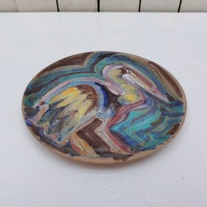 Assiette en céramique décor d'oiseau coloré , un marabout ou pélican . Signée sur le dessous. Très bon état Diamètre : 20,5 cm