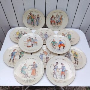 12 assiettes polychromes montrant pour chacune un militaire de chaque pays en vis-à-vis, intitulée France et Russie.De la faîencerie Keller et Guerin à Lunéville. Elles célèbrent l'alliance franco-russe, rappelant la visite de la flotte française à Cronstadt en 1891 et celle de la flotte russe à Toulon en 1893. Une paillette recollée sur une assiette, trace d'usage et petits manque de polychromies. Bon état général Diamètre : 22 cm