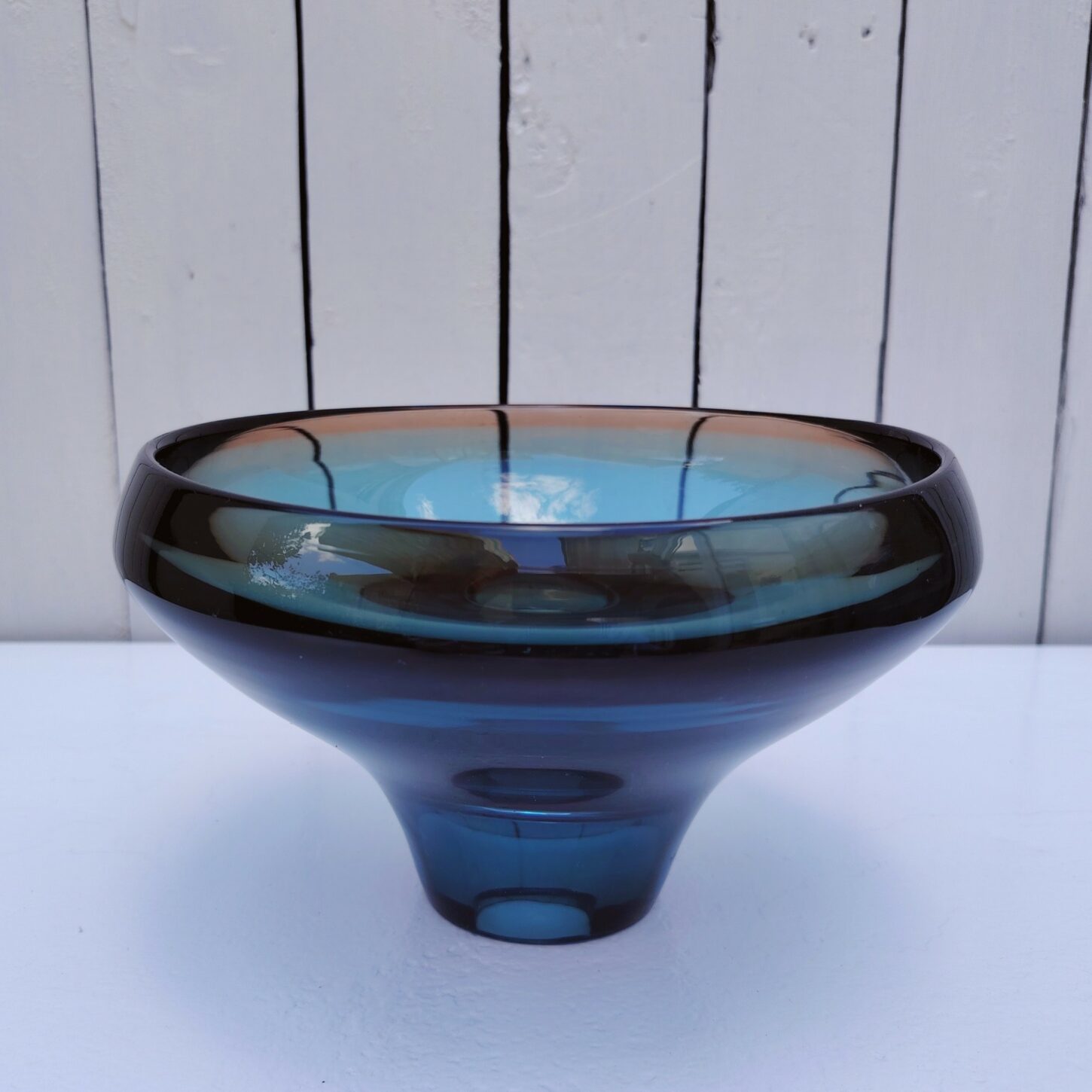 Centre de table en verre de Murano, dans un dégradé de bleu. Des petites rayures d'usage à l'intérieur, et rayures plus prononcées sur le pied Hauteur : 13 cm Diamètre : 21 cm
